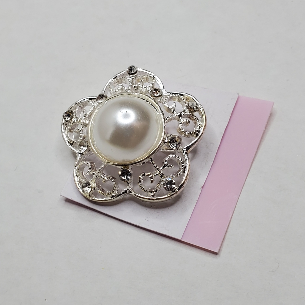 Pearl flower brooch